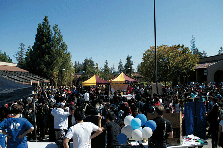 Students gather in the main quad for the afternoon Club Day festivities during Fall Quarter 2013.