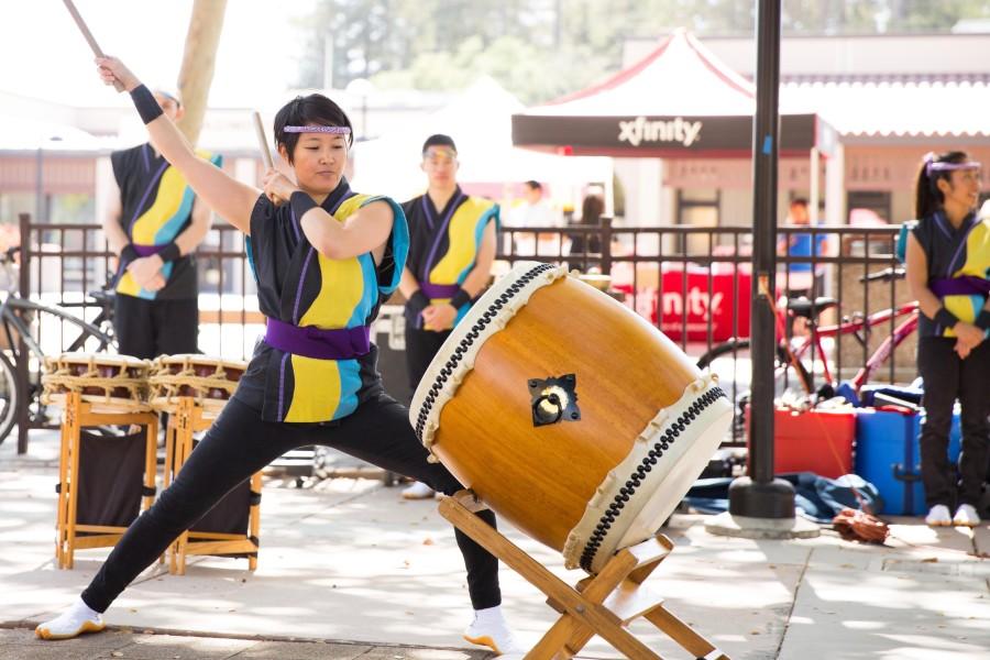 Wisa Uemurae plays a Japanese taiko drum on the patio at De Anza College during welcome week on Tuesday, Sept. 22.