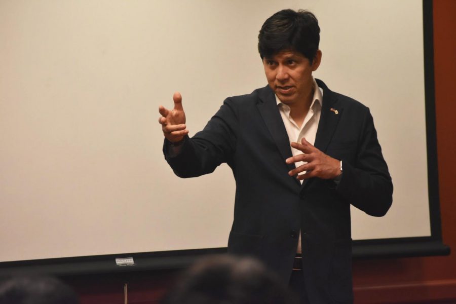 California State Senator Kevin De Leon introduces himself to the DASB Senate on Wednesday, April 18.
