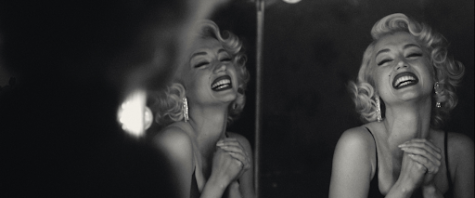 Ana de Armas as Marilyn Monroe poses in front of a mirror in a scene in Blonde.

(Snapshot: Netflix/Youtube)