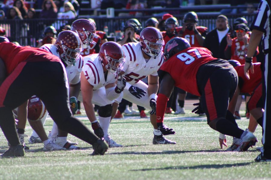 De+Anza+College+is+on+the+offensive+side+at+the+line+of+scrimmage.+They+played+the+Foothill+College+Owls+at+the+Saturday+game+on+Nov.+19.
