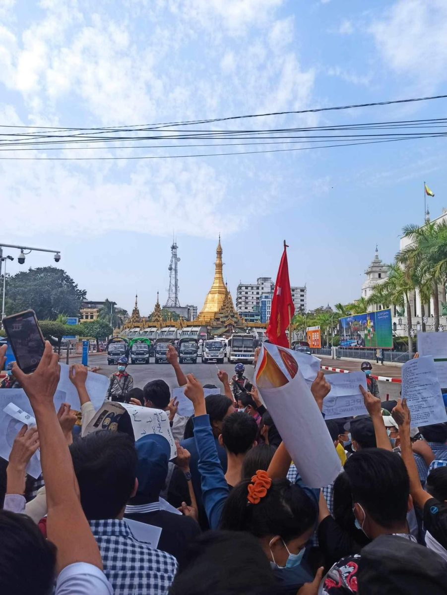 Myanmar+protesters+in+front+of+the+army+at+the+Yangon+City+Hall+in+2021+%28in+front+of+the+Sule+Pogoda%29.