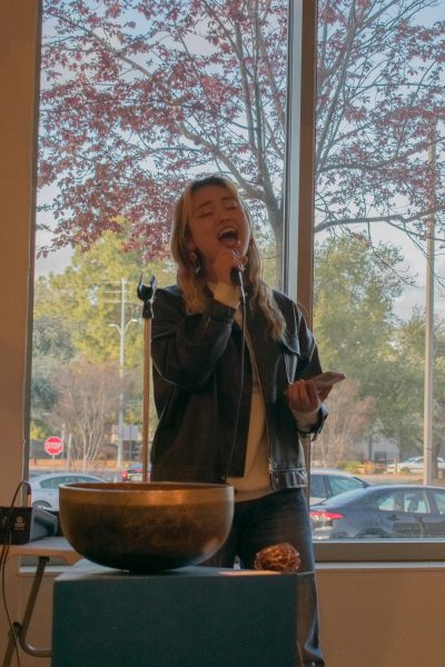 Euphrat open mic connects students through music, art