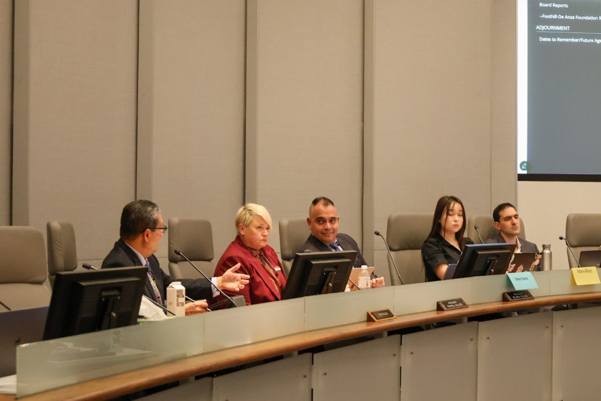Los miembros del consejo directivo de Foothill-De Anza College escuchan y discuten los próximos eventos de la Semana de Acción Estudiantil Indocumentada durante su reunión del Lunes, Oct. 6. 